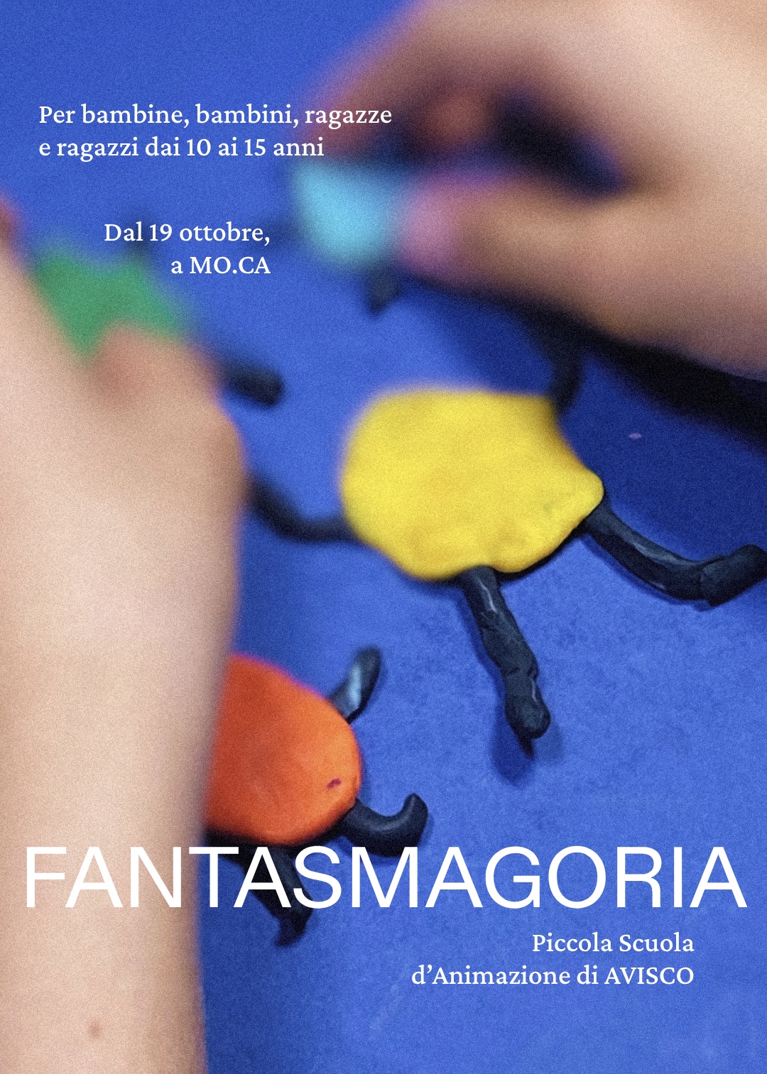 Locandina di Fantasmagoria, Piccola Scuola d’Animazione di AVISCO, per bambine e bambini e ragazze e ragazzi dai 10 ai 15 anni, dal 19 ottobre a MO.CA. Su sfondo blu, mani modellano personaggi colorati in plastilina.